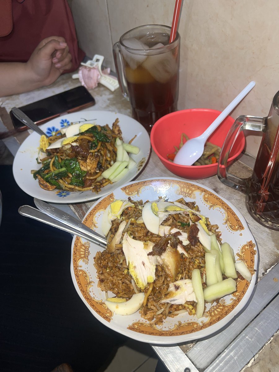 ilhamawitp's tweet photo. Mengenalkan nasgor langganan sejak sd di wonorejo https://t.co/mKFUlYciVP
