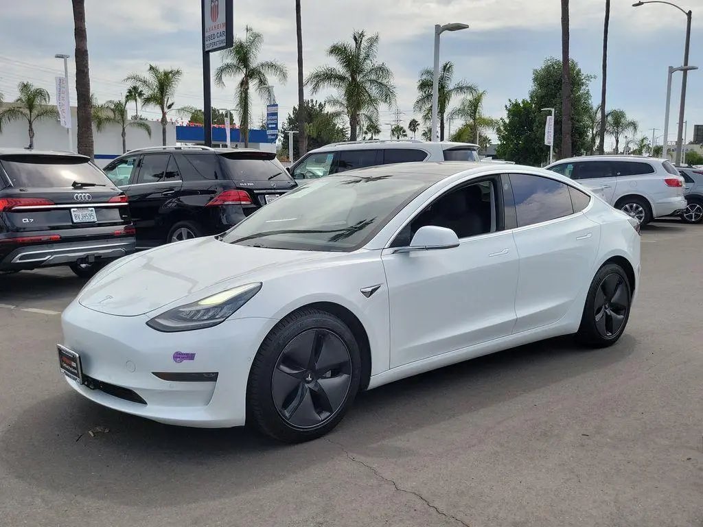 banton94414's tweet photo. Used 2018 Tesla Model 3 Long Range

$15,750
Mileage: 86,909 miles

Features &amp; Specs:
White exterior
Black interior
Electric fuel type
Long Range battery
Up to 310 miles EPA-estimated range
All-Wheel Drive (AWD)
1-Speed Automatic transmission
Level 2 charging: approximately 10 hrs https://t.co/dpJLEgRd1h