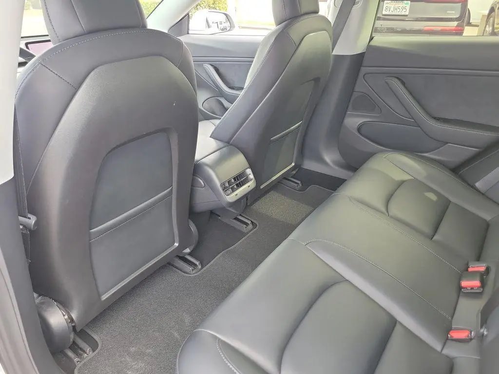 banton94414's tweet photo. Used 2018 Tesla Model 3 Long Range

$15,750
Mileage: 86,909 miles

Features &amp; Specs:
White exterior
Black interior
Electric fuel type
Long Range battery
Up to 310 miles EPA-estimated range
All-Wheel Drive (AWD)
1-Speed Automatic transmission
Level 2 charging: approximately 10 hrs https://t.co/dpJLEgRd1h