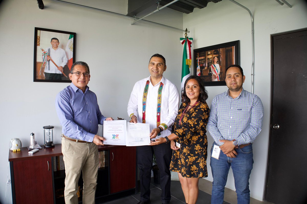 Catastro_GobOax's tweet photo. 🤝 ¡La transparencia también transforma!

El Director General del #ICEO, Mtro. @Gil_MG, recibió el Informe de Seguimiento de Resultados del programa “Evaluar para Mejorar”, por parte de la Secretaría de @HonestidadOax, https://t.co/UpR2Z6uYTI