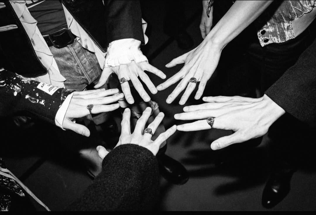 touurtittas's tweet photo. ˖ ݁♬⋆.˚𝄞 TXT se fosse músicas do Arctic Monkeys, a thread; 

WE WANT TXT IN BRAZIL
@TXT_bighit @BIGHIT_MUSIC
#TXTCOMETOBRAZIL https://t.co/9IpppyLYuZ