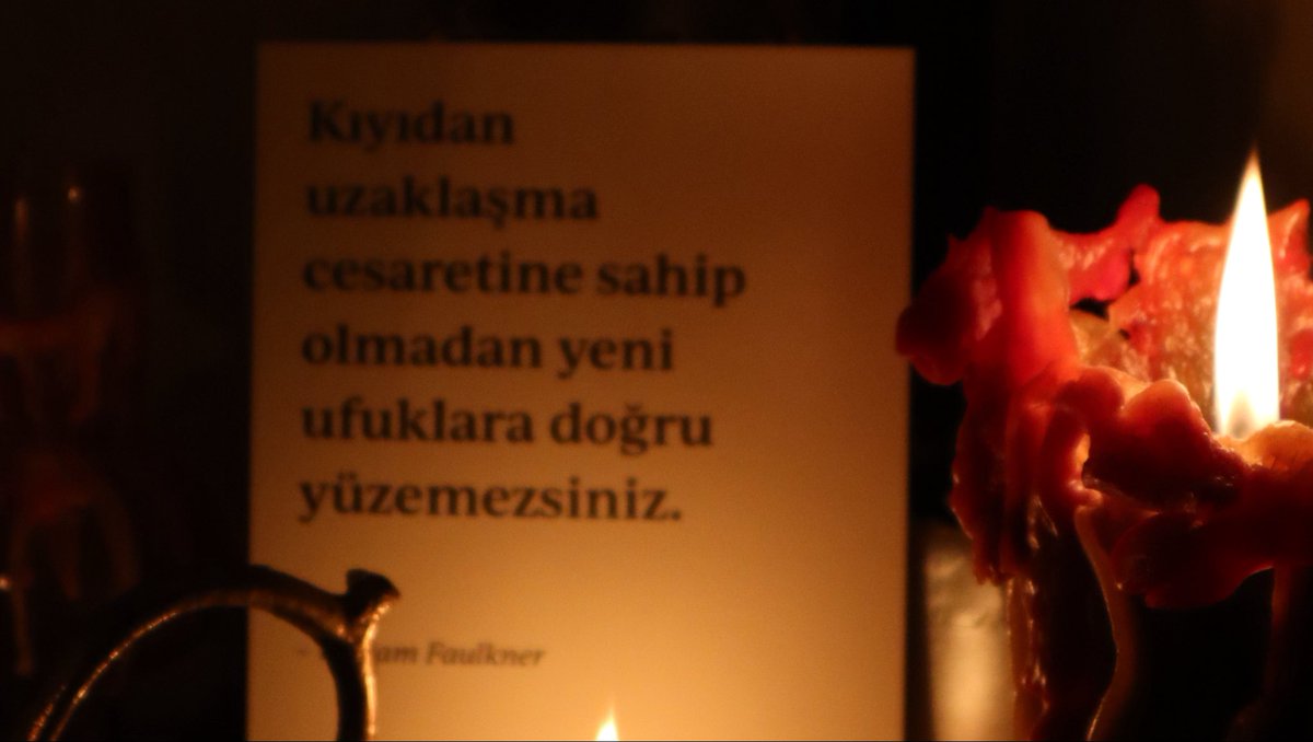 BetulKock's tweet photo. Bir iki yıl önce, yalnızca çok sevdiğim için masama koyduğum bir cümleydi. Herhangi bir gidişin, değişimin ya da yeni bir hayatın hayalini kurmadan.. öylece duruyordu orada. Şimdi dönüp baktığımda, içimde kök saldığını görüyorum. https://t.co/l7u9kSwaBH