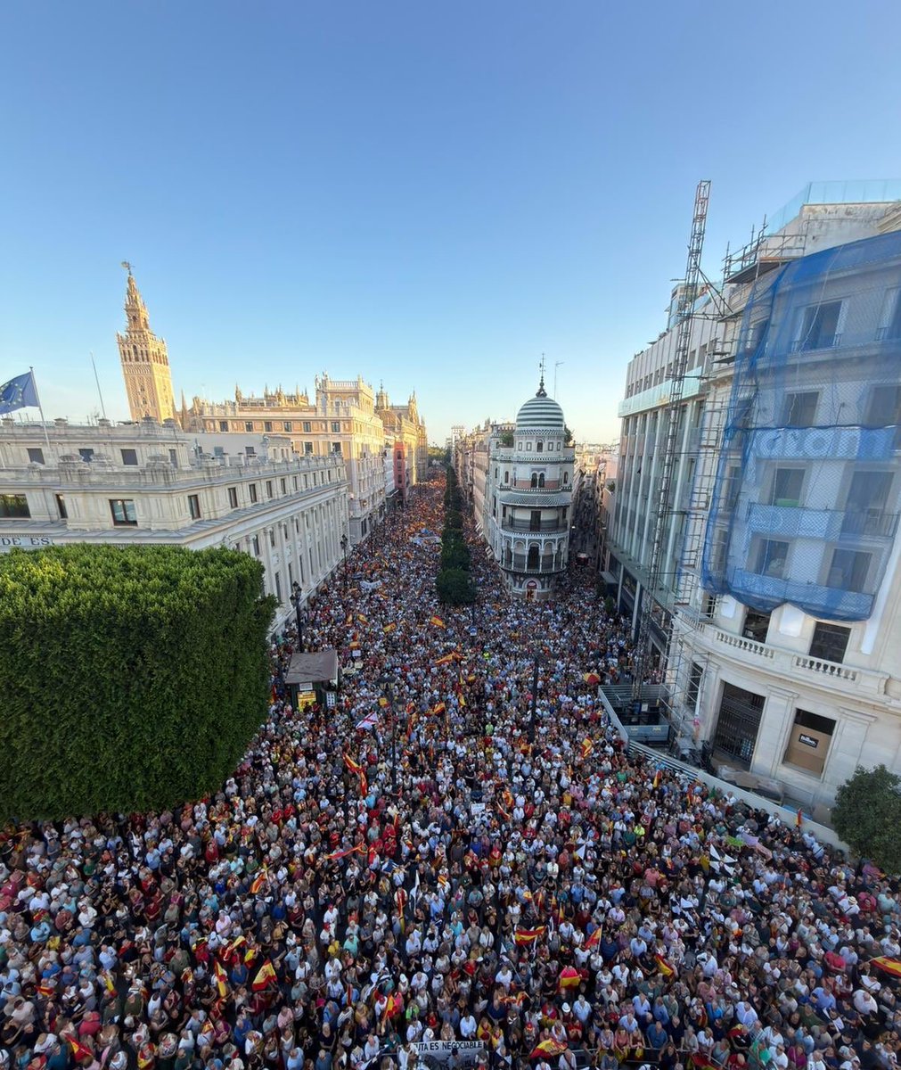 mabernalsanchez's tweet photo. 🇪🇸 Si el gobierno piensa decir que toda esta gente son fascistas, ellos verán. 

#Sevilla POR LA SOBERANÍA. https://t.co/5FOtTw9BSq