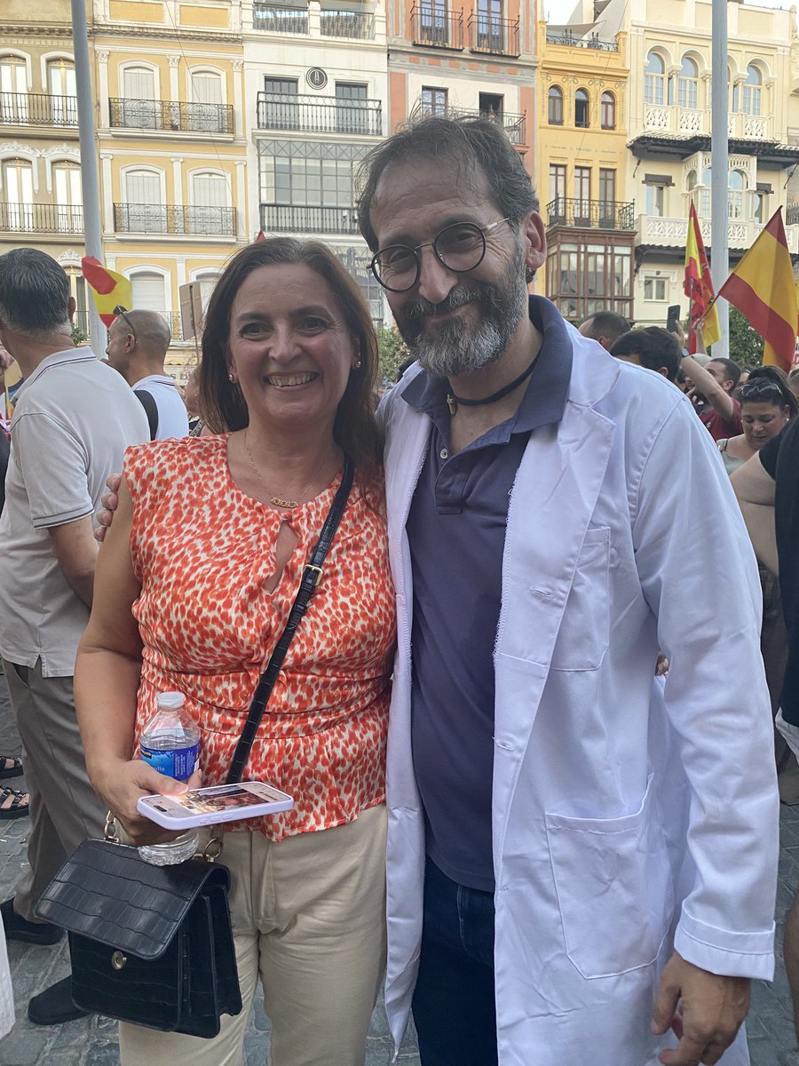 ricardodiazmar3's tweet photo. La bata ayuda,pero la identificación y el cariño de tanta gente buena de #Sevilla con #HORIZONTE, @navedelmisterio y @carmenporter_ es literalmente abrumador.
#CeutaEsEspaña
#CeutaSeDefiende
Sevilla,ejemplo de ciudadanía y patriotismo. https://t.co/4qsuOY8B2o