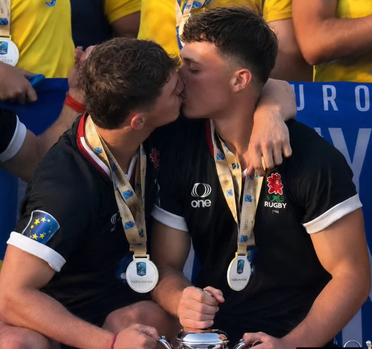 RedDiversidad's tweet photo. El momento exacto en que dos jugadores de la selección Suiza de Rugby se dan un beso para celebrar su victoria en el Europe Sevens Trophy Series, en Moldavia. El momento se hizo viral. https://t.co/5vnKYKcaBR