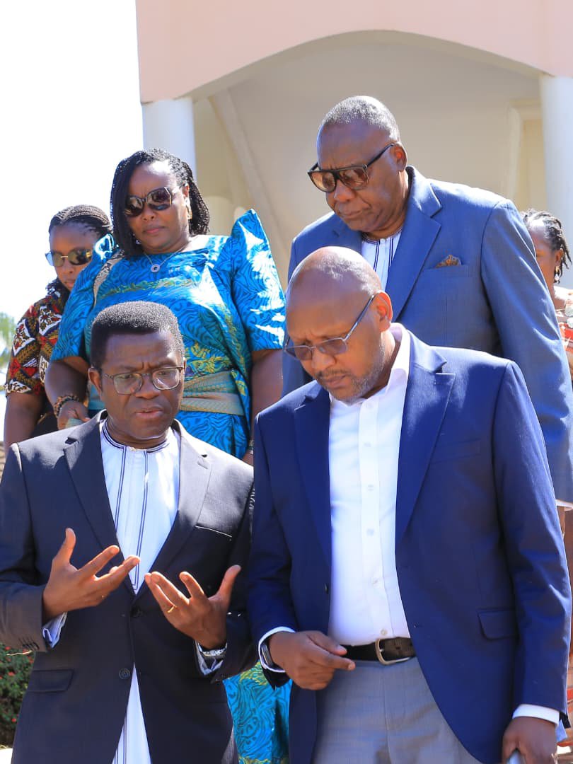 BugandaKingdom_'s tweet photo. Katikkiro asabye abantu b'e Tooro okusigala obumu wakati mu kaseera kano akazibu olw'okuviibwako Omukama Oyo Nyimba Kabamba Iguru Rukidi IV ku nkomerero ya ssabbiiti ewedde. 

Okwogera bino Katikkiro abadde agenze mu kikaali ky'Omukama e Buziga okusaasira ab'enganda za Omukama Oyo olw'okuviibwako omuntu wabwe, n'alaga okunyolwa nti Omukama Oyo Nyimba Kabamba Iguru Rukidi IV afudde alina ebiruubirirwa eby'okukulaakulanya obukama bwa Tooro.

Baminisita ba Kabaka bawerekeddeko Katikkiro mu kituusa obubaka buno.