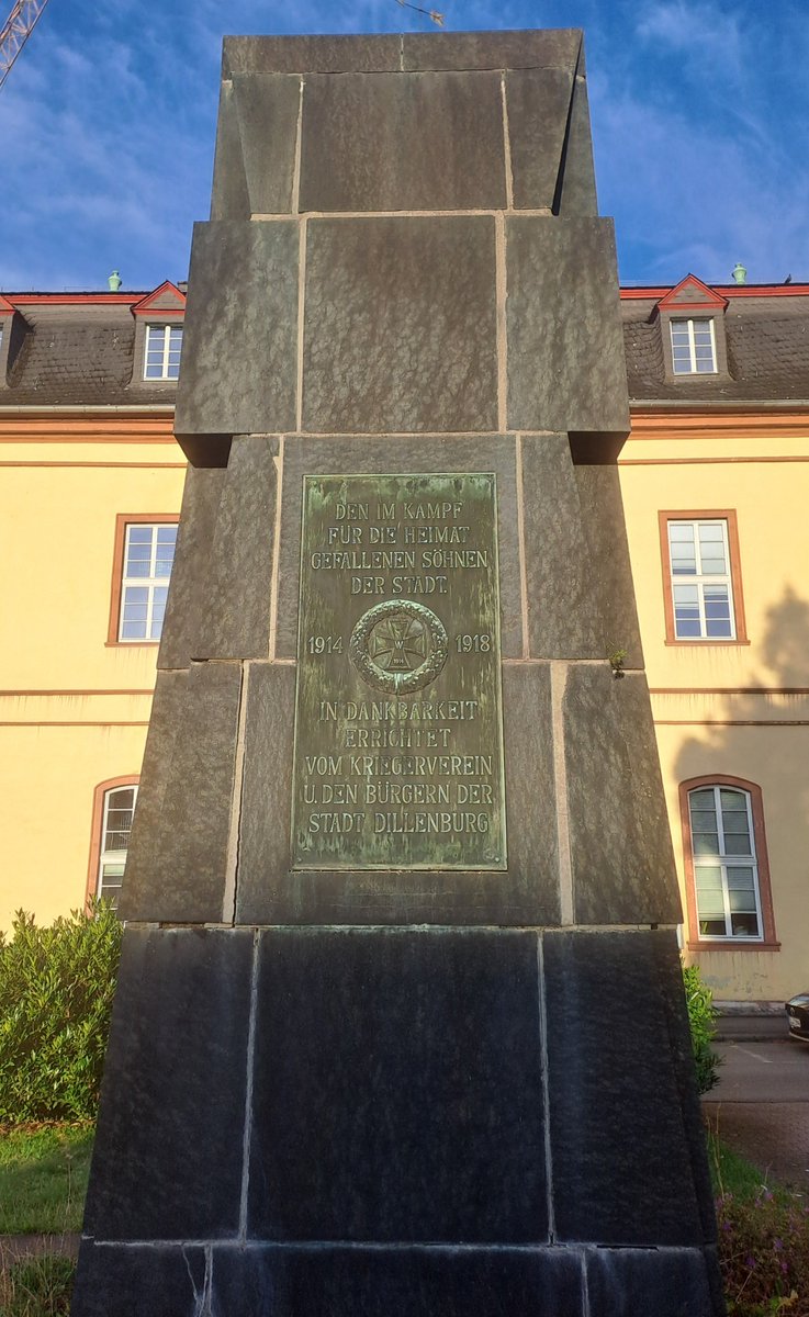 bertoli1966's tweet photo. 3 years ago I posted the picture of the brother of my "Omi". 
The last w/e I was in Dillenburg, where my mother was born, and only after 60 years that I go there, I noticed the monument to the fallen with his name.
2nd line, 1917.
Poor boy. https://t.co/3hYuAyLg20