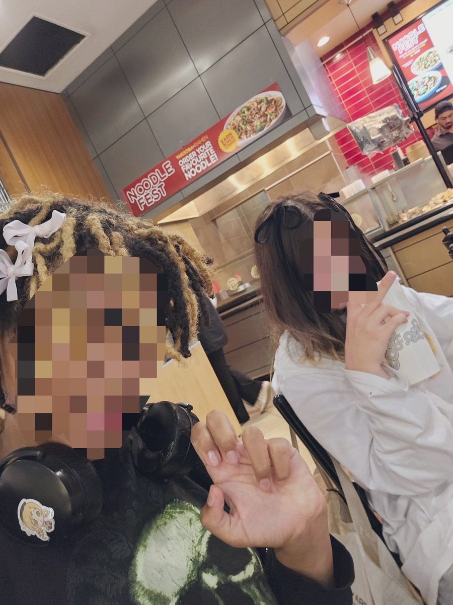 Cutieboolabs's tweet photo. At the mall w Raina and we made bow clips ('^') #edrtwt #shtwt https://t.co/R253wzYhP6