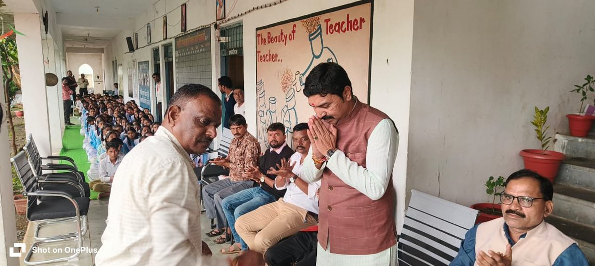 PankajTekam0788's tweet photo. आज डिण्डौरी जिले के विकासखंड अमरपुर स्थित पीएम श्री शासकीय उच्चतर माध्यमिक विद्यालय, निघोरी में छात्र-छात्राओं को संबोधित कर उनके उज्ज्वल भविष्य के लिए शुभकामनाएं दीं।
#SantRavidas #SamrastaSankalpAbhiyan #Dindori #SamajikSamrasta https://t.co/05SbQjdsqv