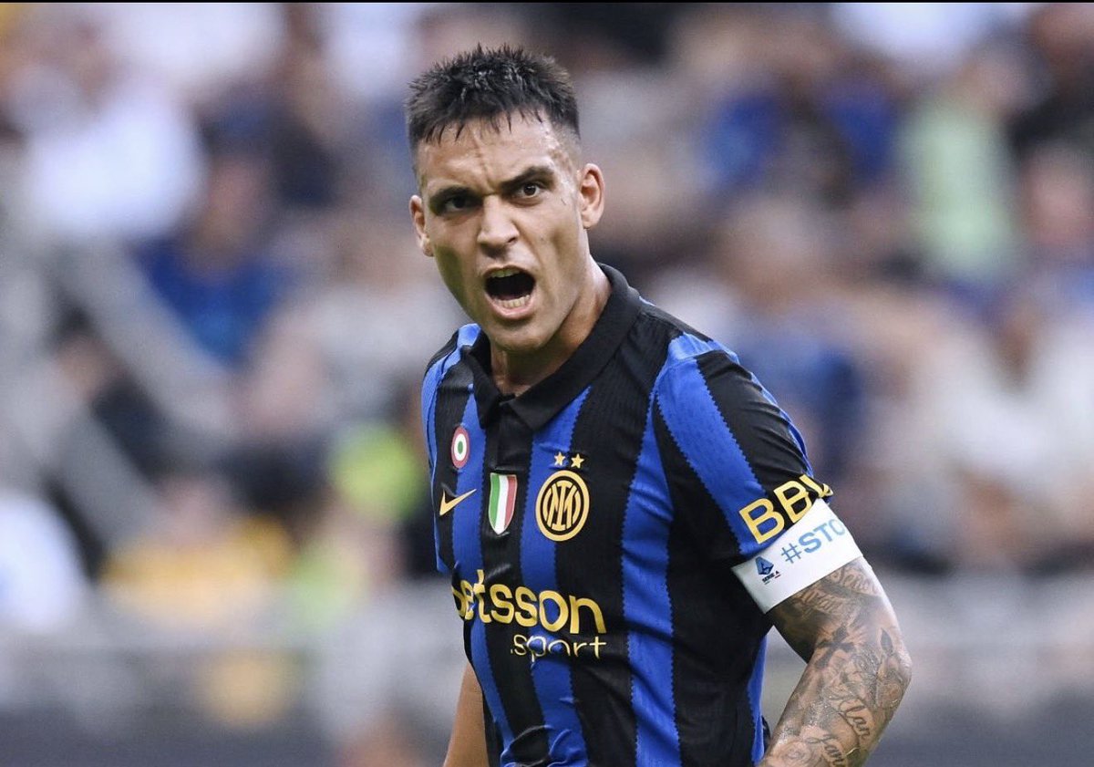 FabrizioRomano's tweet photo. 🚨⚫️🔵 Lautaro Martínez: “Barcelona links made me proud but I want to stay here, my only clear desire is to stay at Inter”.

“I love this club, I love these people, I love the fans. I will stay here as long as they want me”, told Sky. https://t.co/WZEe3u0cTe