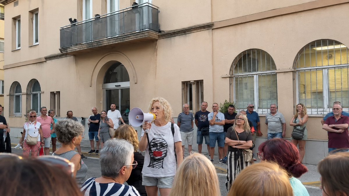 futurodetodas's tweet photo. Aquí está #LaFuerzaDeLasMujeres💪🏼
Nuestra compañera @lore_felic44474 en Vilanova del Camí (Barcelona) alzando la voz y mostrando su apoyo a las mujeres y niñas de Ceuta, sin olvidar a nuestra compañera @IbtissameBetty🫂
POR #LasMujeresYNiñasDeCeuta
POR #BettyLachgar
POR #Todas https://t.co/3q7GSUzgQB