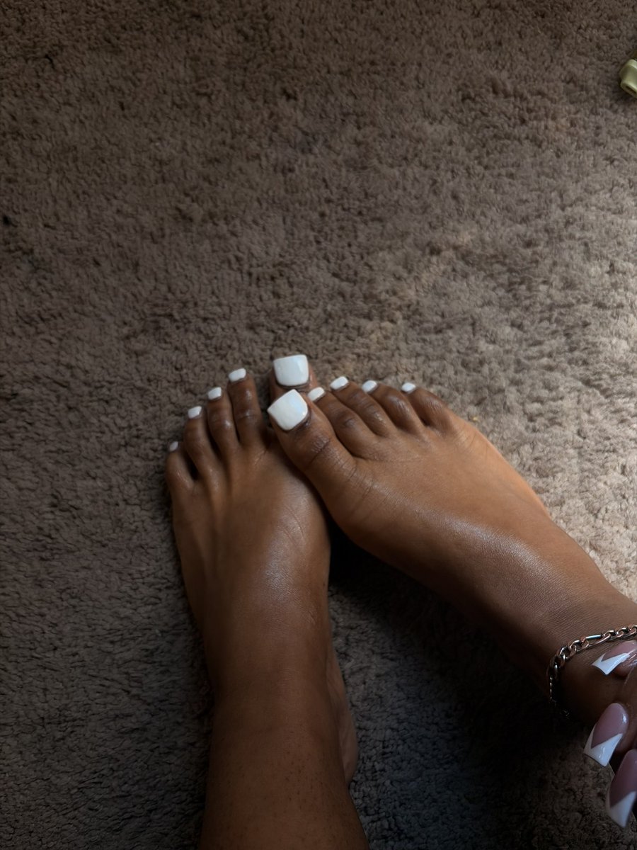 SensationSoless's tweet photo. White toes for the hoes 😩 dm for customs and vc 🦶🏾#footfetısh#prettyfeet https://t.co/3tO2GVMSWs