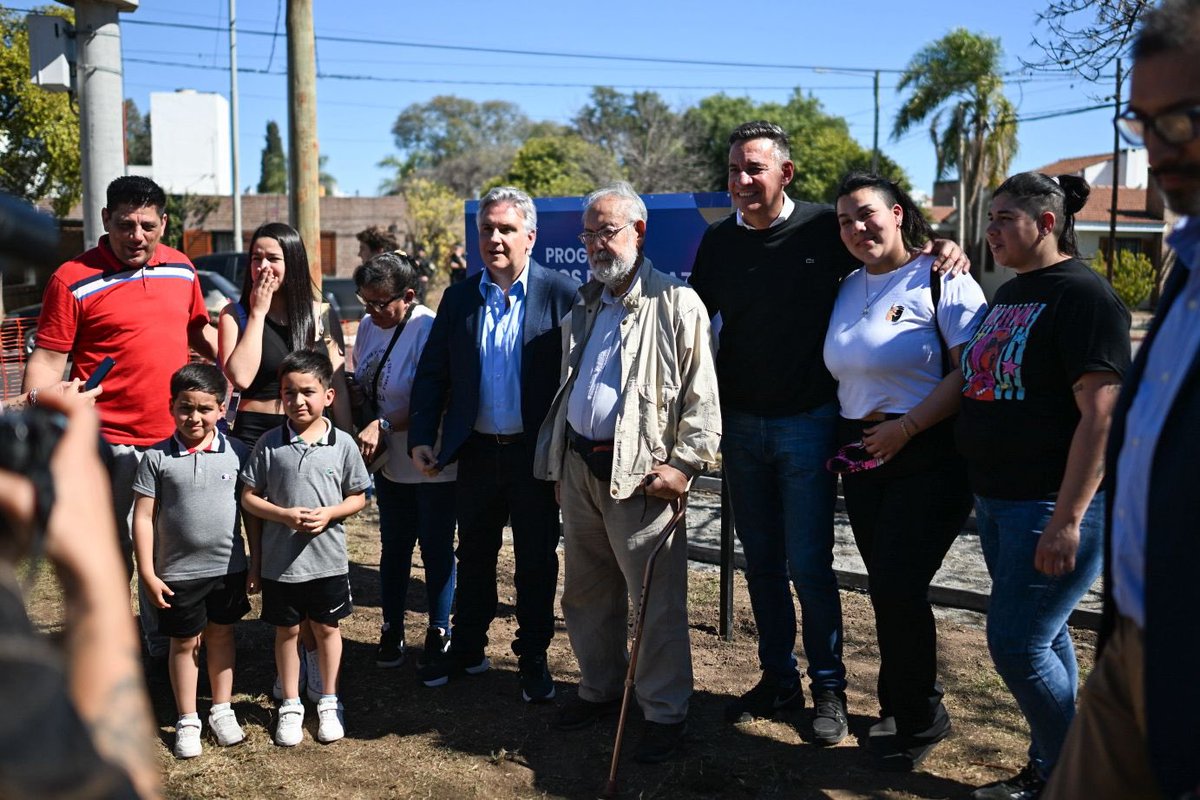 miguelsiciliano's tweet photo. ¡NOS VEMOS EN LA PLAZA EN BARRIO URCA!

Comenzamos la restauración integral de la plaza Pablo Bracamonte en #Urca, con la construcción de senderos, canteros y rampas, la instalación de nuevos juegos, luces y mobiliario y la realización de un mural. 

“Nos Vemos en la Plaza“ es una iniciativa conjunta entre la Provincia y la Muni para mejorar los espacios verdes de la ciudad, que son lugares recreación para las familias y de encuentro para la comunidad. Seguimos trabajando cada día para que el progreso en #Córdoba no pare.

#HacerParaCrecer