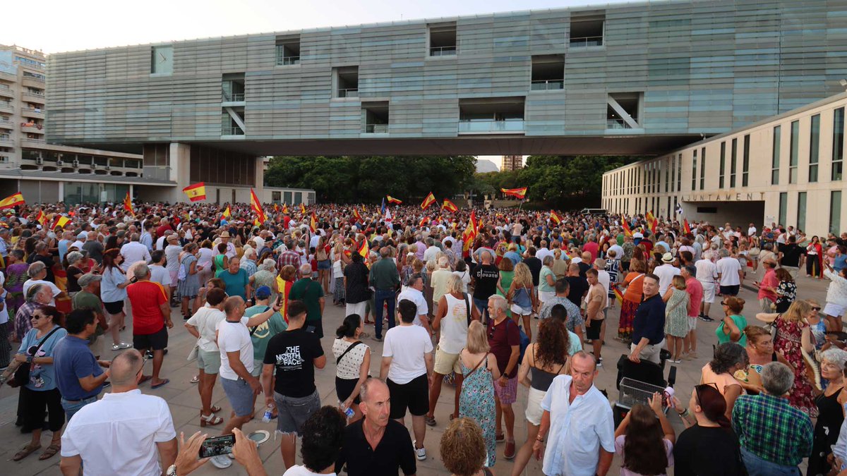 BenidormAyto's tweet photo. Más de 5.000 personas asisten a la concentración de apoyo a Ceuta convocada por la FEMP, a la que se ha adherido el Ayuntamiento. La concentración ha evidenciado la solidaridad con la ciudad autónoma por la situación que vive desde los pasados 30 y 31 de julio.

#BenidormConCeuta https://t.co/Tm5NCwVnjv