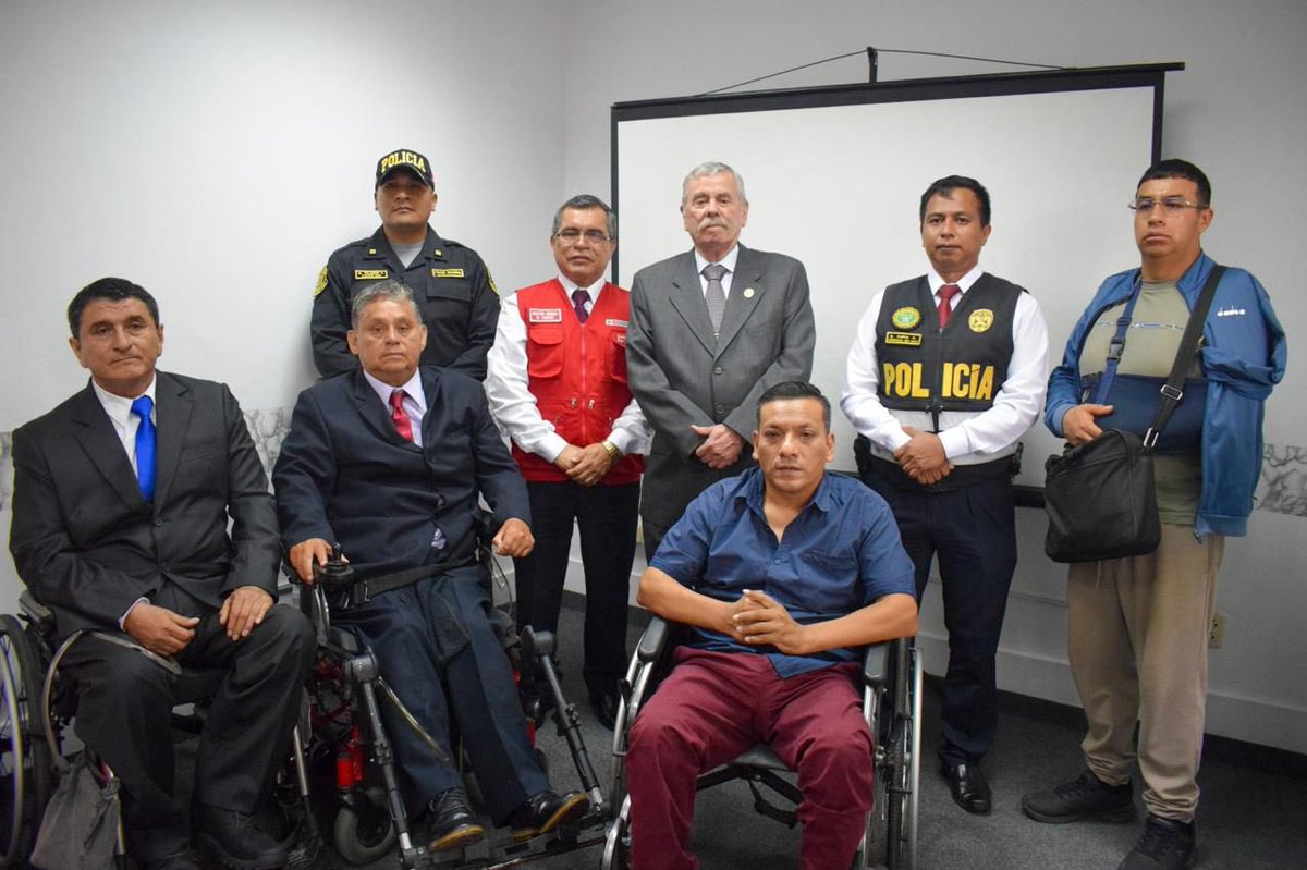 Frospigliosi's tweet photo. En la Defensoría del Policía, dirección que establecí en 2002, con el general Maximo Ramírez y policías que reciben apoyo de esta importante unidad. https://t.co/J9j6oyNY7c