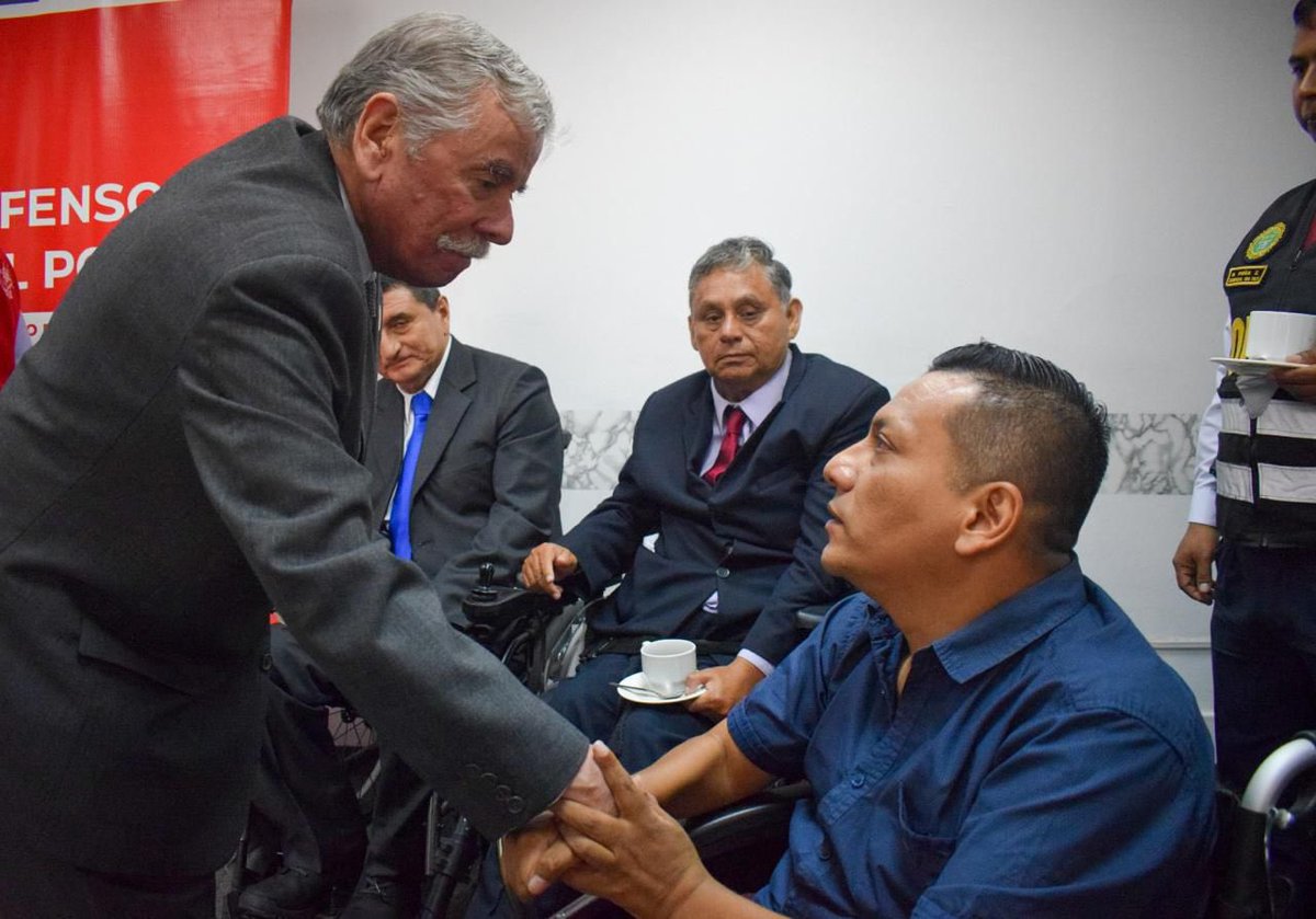 Frospigliosi's tweet photo. En la Defensoría del Policía, dirección que establecí en 2002, con el general Maximo Ramírez y policías que reciben apoyo de esta importante unidad. https://t.co/J9j6oyNY7c