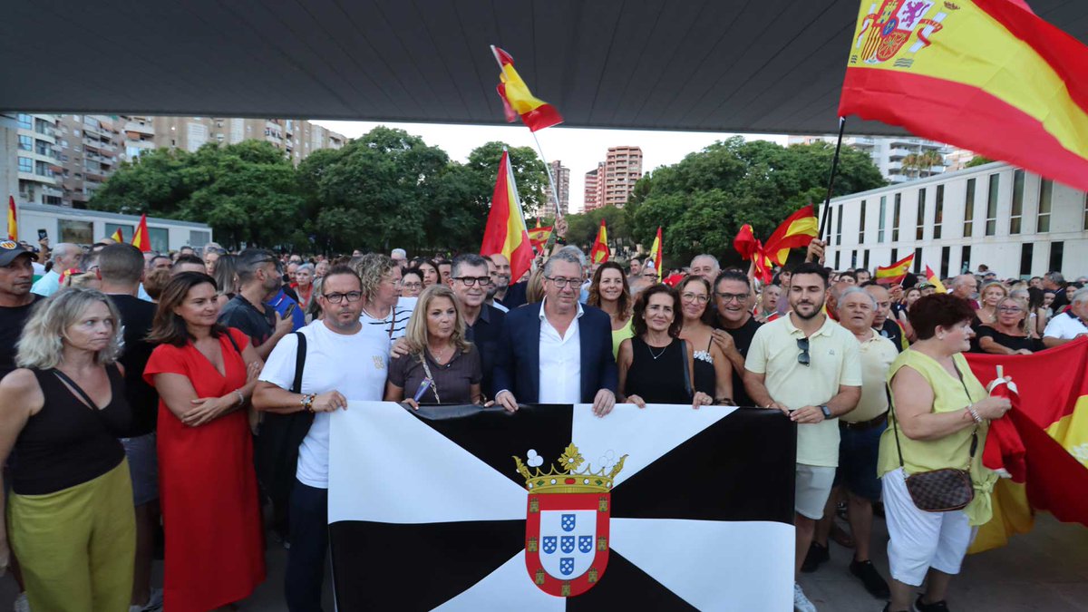 BenidormAyto's tweet photo. Más de 5.000 personas asisten a la concentración de apoyo a Ceuta convocada por la FEMP, a la que se ha adherido el Ayuntamiento. La concentración ha evidenciado la solidaridad con la ciudad autónoma por la situación que vive desde los pasados 30 y 31 de julio.

#BenidormConCeuta https://t.co/Tm5NCwVnjv
