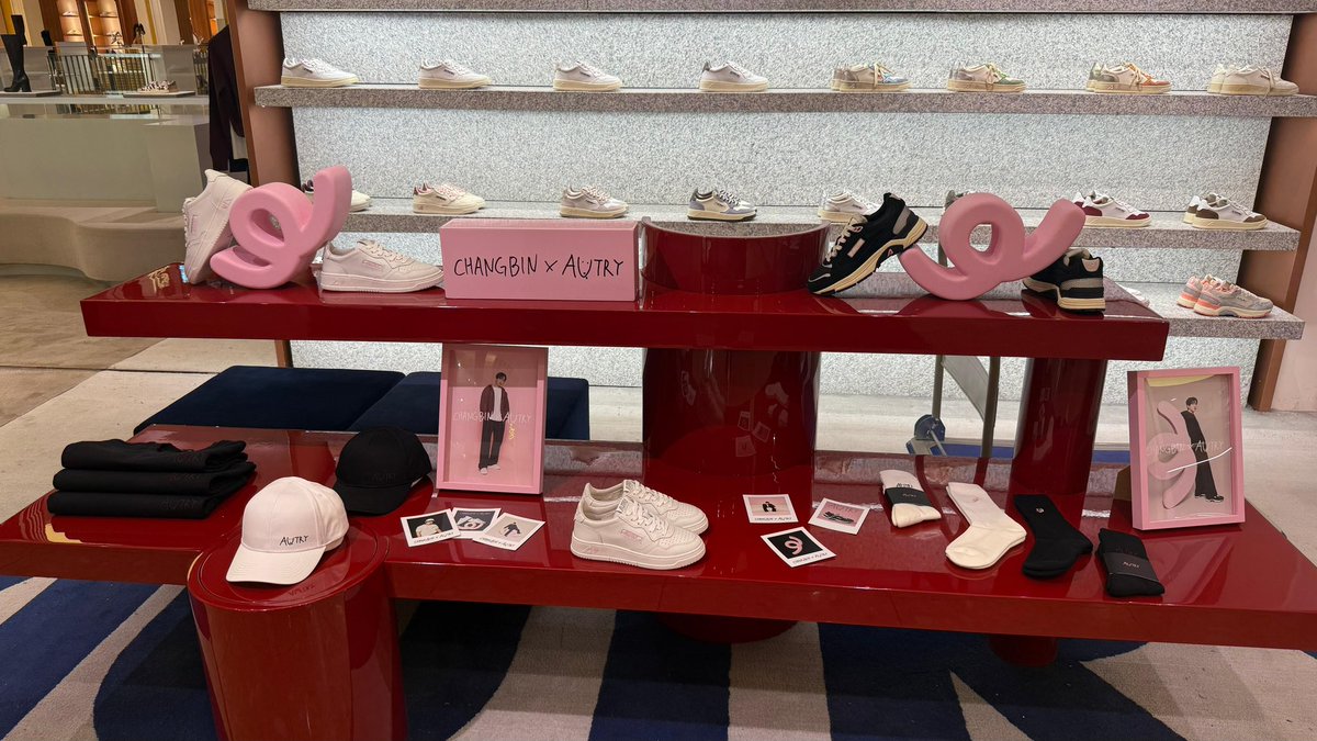 skzstyle_it's tweet photo. Changbin X Autry capsule collection is now available at the Autry Department Store at La Rinascente in ROME, Italy! 🇮🇹

All pieces from the collaboration are currently available in-store.

#CHANGBINxAUTRY #Autry #Changbin https://t.co/ZXB5pxbcjM