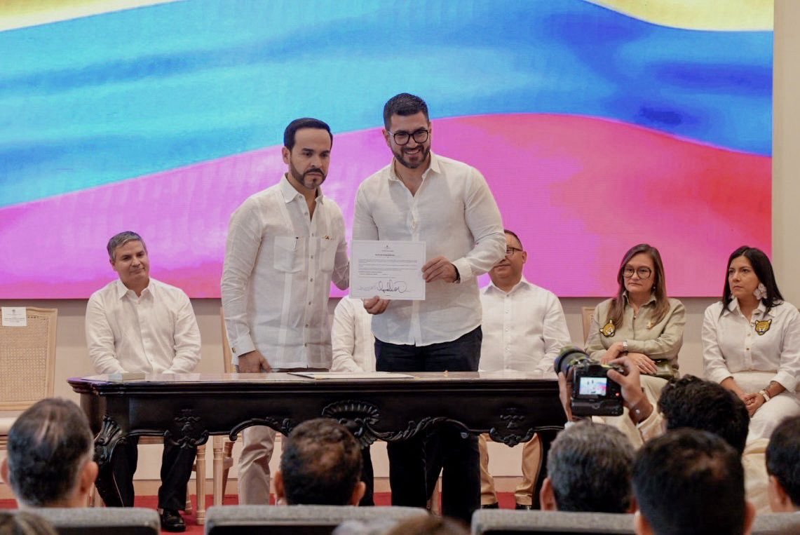 juanchowills's tweet photo. Con gran sentido de pertenencia y compromiso con la democracia, recibo con enorme gratitud esta responsabilidad con mi país. 🇨🇴🤝

Agradezco a Dios principalmente, a mi familia y las personas que me han acompañado en este camino, asumo este reto con la firme decisión de defender los principios que fortalecen la democracia de nuestro país. #CNE