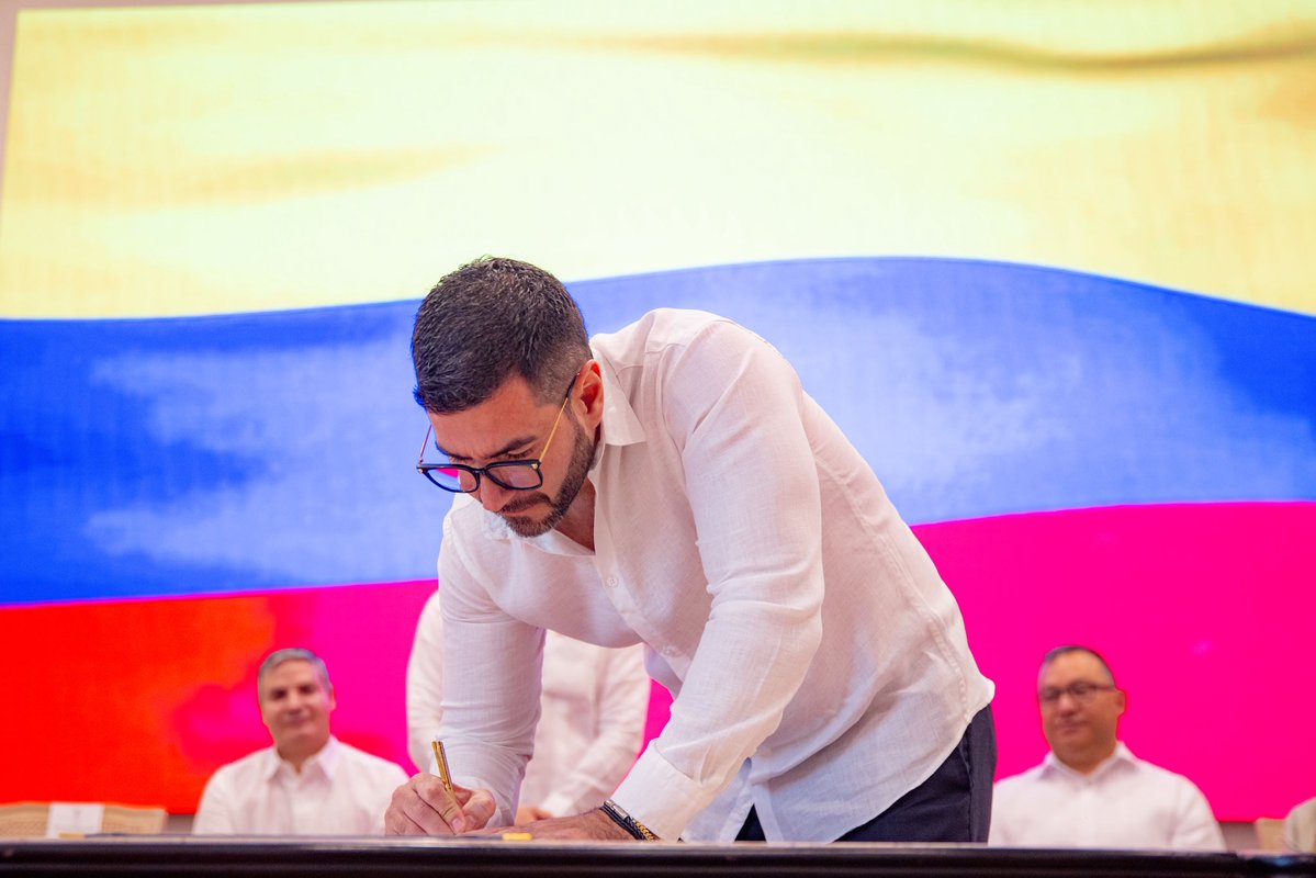 juanchowills's tweet photo. Con gran sentido de pertenencia y compromiso con la democracia, recibo con enorme gratitud esta responsabilidad con mi país. 🇨🇴🤝

Agradezco a Dios principalmente, a mi familia y las personas que me han acompañado en este camino, asumo este reto con la firme decisión de defender los principios que fortalecen la democracia de nuestro país. #CNE
