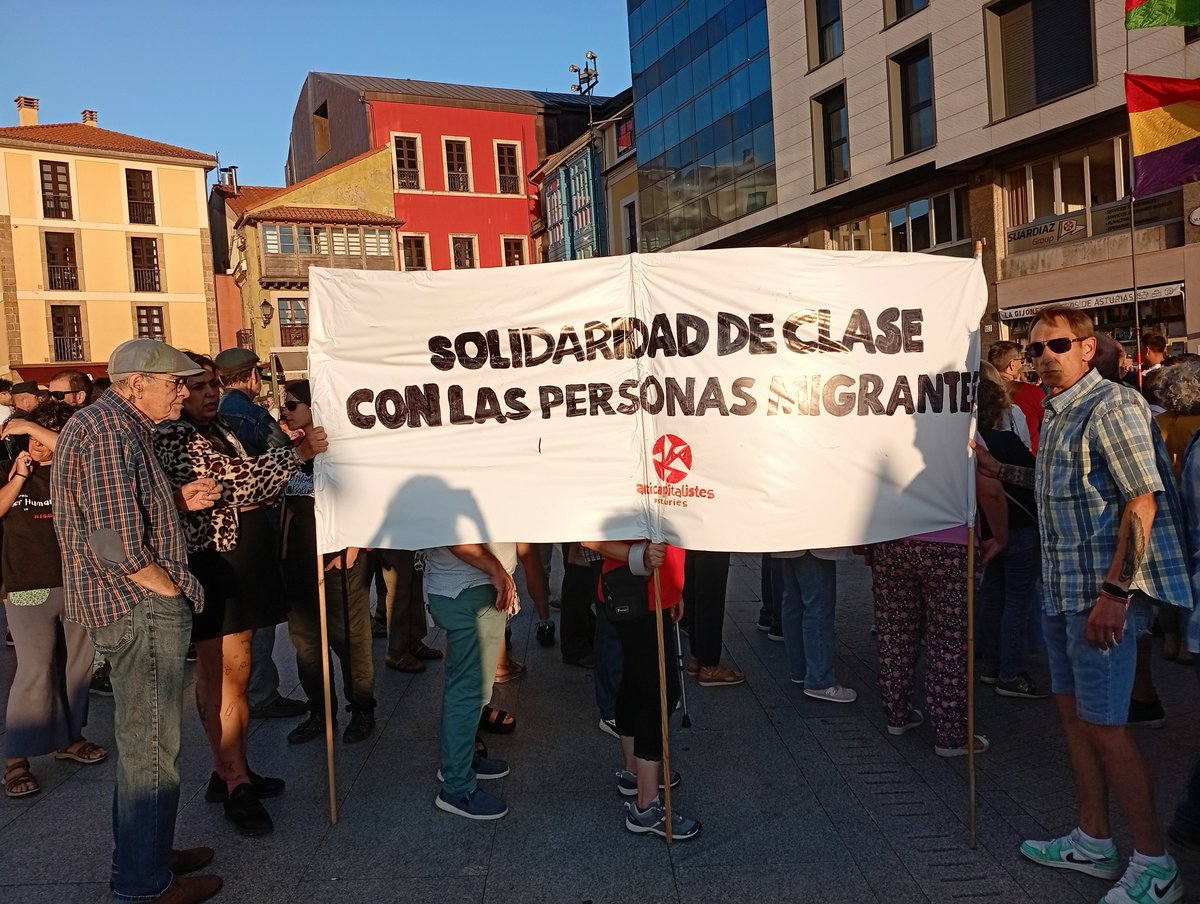 AnticapiAstur's tweet photo. 🔥 ¡Fuera racistas de nuestros barrios! 

✊🏿 Solidaridad de clase con las personas migrantes. https://t.co/g0Led6AVoz