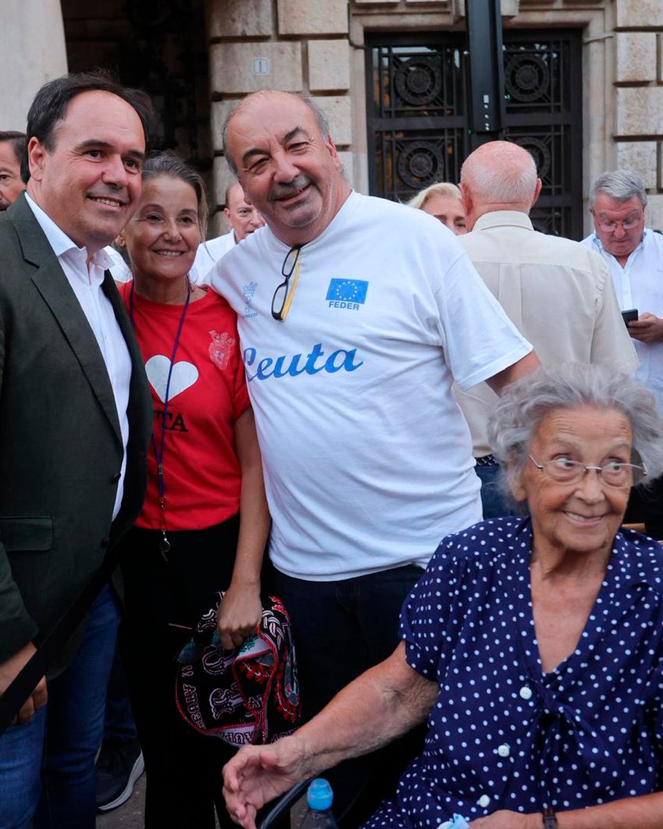 JFPerezLlorca's tweet photo. Orgulloso y emocionado de ver cómo los valencianos hemos salido a la calle a defender nuestro país y nuestra soberanía. Todos los ciudadanos de este país merecemos un gobierno a la altura de las circunstancias, que no se esconda, que apoye y trabaje sin descanso para devolver la normalidad a Ceuta.