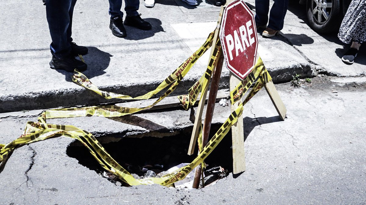 ConcejalRuben's tweet photo. Visité el barrio La Ponderosa, en Puente Aranda, junto a la presidenta de la Junta de Acción Comunal, María Teresa Castaño, y sus dignatarios, para escuchar de primera mano sus necesidades.

🚧 Arreglo de vías.
🌳 Recuperación y mejoramiento del parque. https://t.co/Tp2jnbDekd