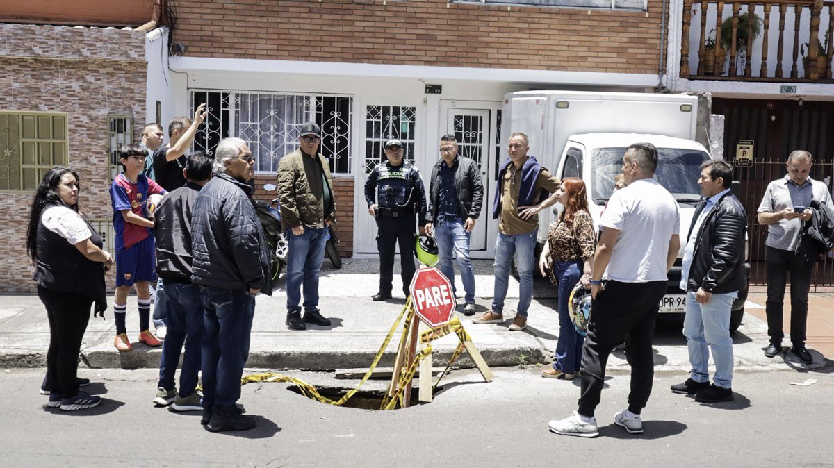 ConcejalRuben's tweet photo. Visité el barrio La Ponderosa, en Puente Aranda, junto a la presidenta de la Junta de Acción Comunal, María Teresa Castaño, y sus dignatarios, para escuchar de primera mano sus necesidades.

🚧 Arreglo de vías.
🌳 Recuperación y mejoramiento del parque. https://t.co/Tp2jnbDekd