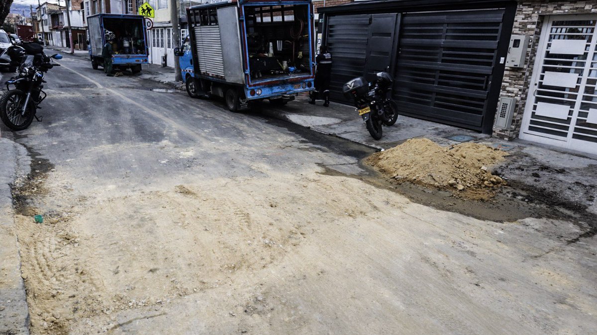ConcejalRuben's tweet photo. Visité el barrio La Ponderosa, en Puente Aranda, junto a la presidenta de la Junta de Acción Comunal, María Teresa Castaño, y sus dignatarios, para escuchar de primera mano sus necesidades.

🚧 Arreglo de vías.
🌳 Recuperación y mejoramiento del parque. https://t.co/Tp2jnbDekd