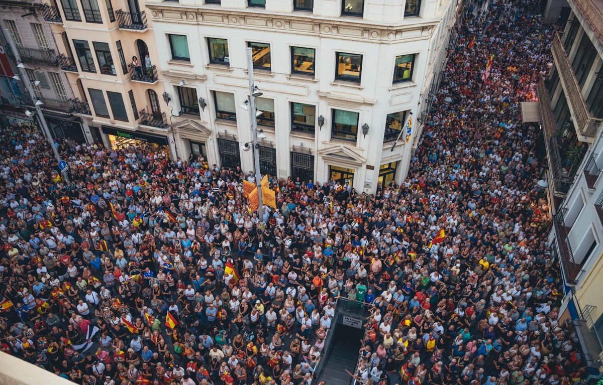 Albiol_XG's tweet photo. ⚫️⚪️ #Badalona con #Ceuta!! Según Guardia Urbana, esta tarde nos hemos reunido 10.000 personas en la plaça de la Vila para dar todo nuestro apoyo. Espectacular, como nunca, el apoyo de los vecinos! 💪💪 https://t.co/29iF2NEDjt