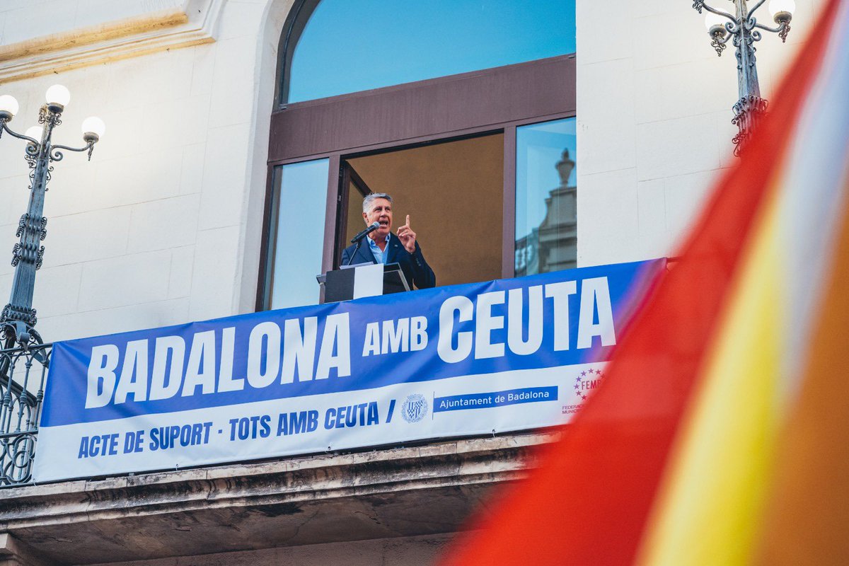 Albiol_XG's tweet photo. ⚫️⚪️ #Badalona con #Ceuta!! Según Guardia Urbana, esta tarde nos hemos reunido 10.000 personas en la plaça de la Vila para dar todo nuestro apoyo. Espectacular, como nunca, el apoyo de los vecinos! 💪💪 https://t.co/29iF2NEDjt
