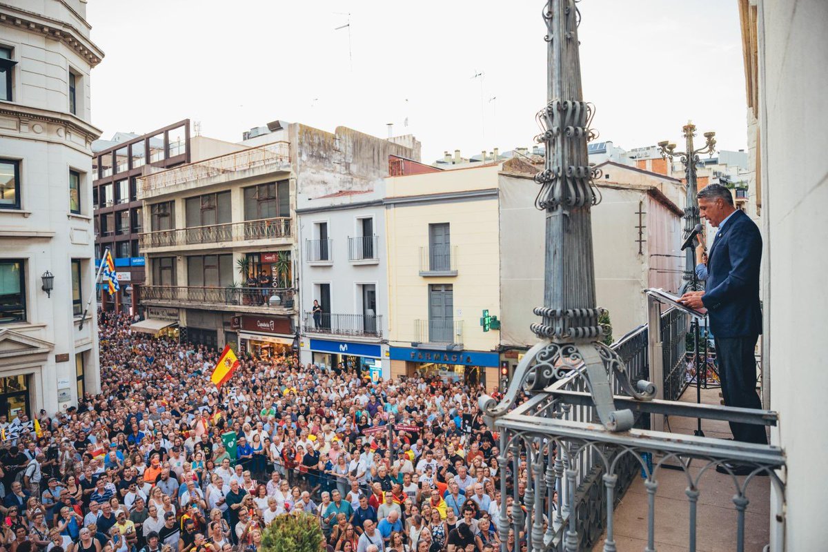 Albiol_XG's tweet photo. ⚫️⚪️ #Badalona con #Ceuta!! Según Guardia Urbana, esta tarde nos hemos reunido 10.000 personas en la plaça de la Vila para dar todo nuestro apoyo. Espectacular, como nunca, el apoyo de los vecinos! 💪💪 https://t.co/29iF2NEDjt