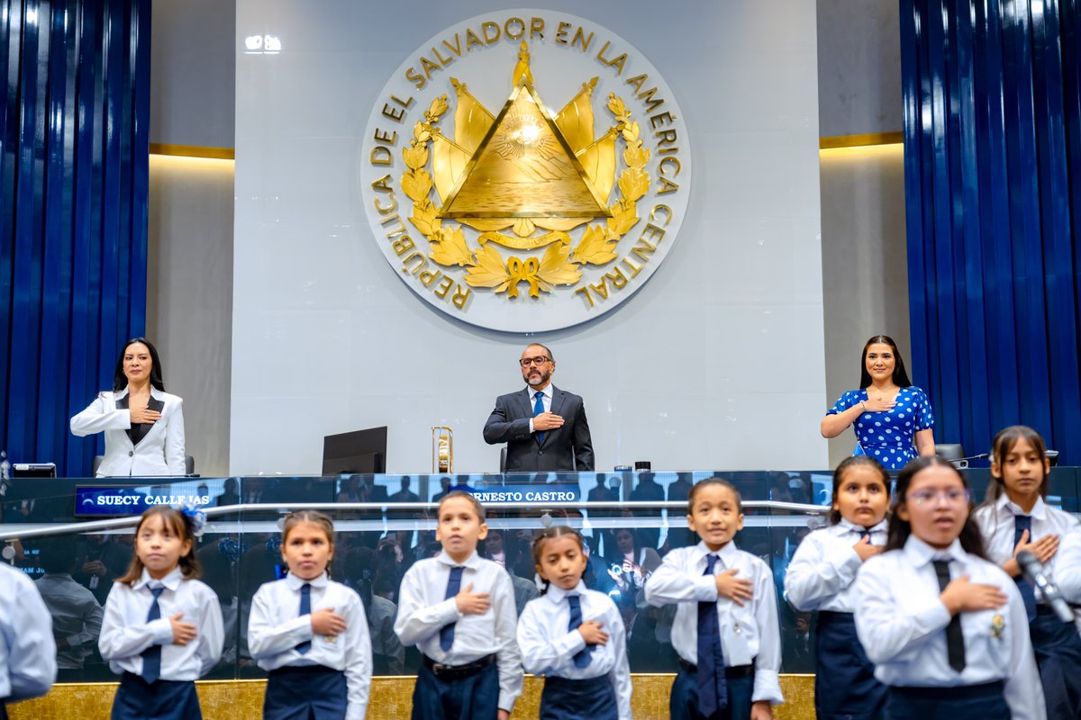 ECastroES's tweet photo. Hoy que conmemoramos el inicio del Mes Cívico, los niños del Complejo Educativo Profesor Alberto Varela, de San Juan Talpa, La Paz, entonaron nuestro Himno Nacional, en nahuát y en español. También recitamos la Oración a la Bandera, que fue dirigida por Luis Enrique Aguirre Castillo, alumno del Centro Escolar Susana Rodríguez Viuda de Duke, de El Triunfo, Usulután.  

Nos llena de orgullo celebrar nuestra Independencia ahora que nuestra nación avanza sin ataduras ni miedos. Un momento en el que podemos vivir con libertad, con una paz que se respira en cada rincón del territorio. 

Que Dios nos permita defender este cambio histórico, y que siempre bendiga a nuestro querido país, El Salvador. 🇸🇻