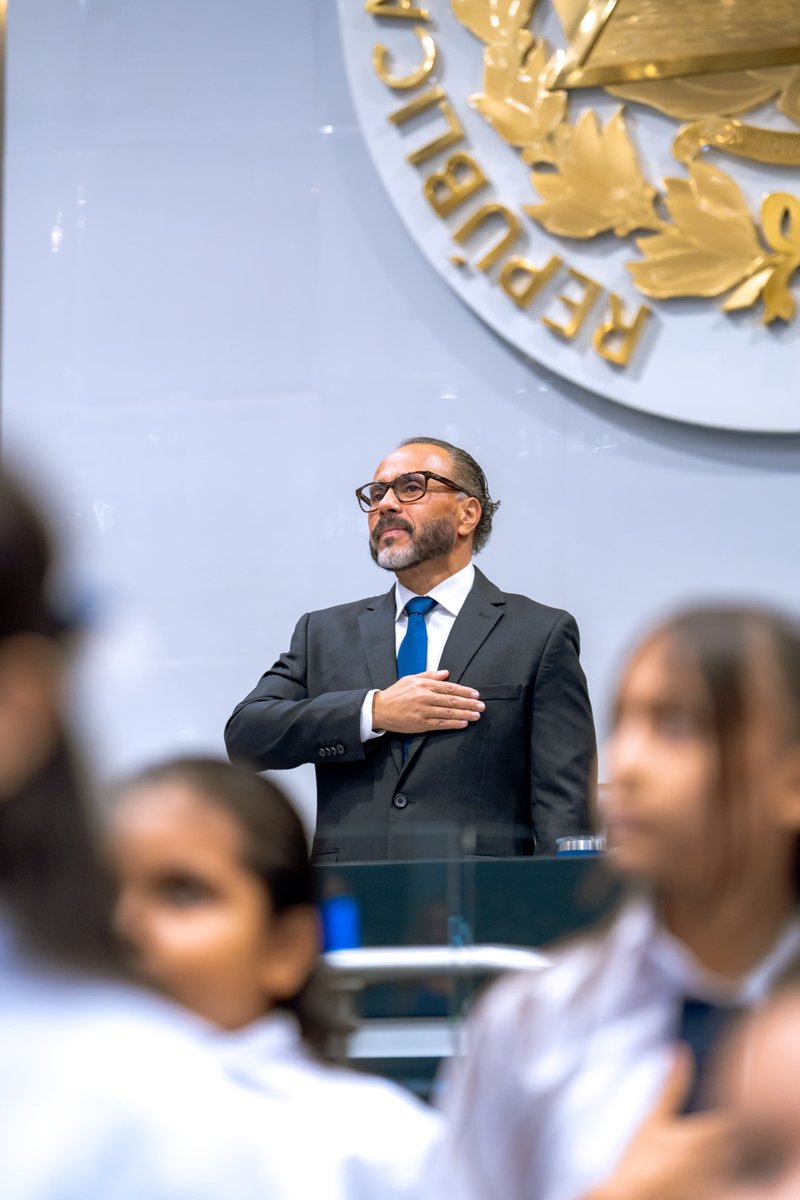 ECastroES's tweet photo. Hoy que conmemoramos el inicio del Mes Cívico, los niños del Complejo Educativo Profesor Alberto Varela, de San Juan Talpa, La Paz, entonaron nuestro Himno Nacional, en nahuát y en español. También recitamos la Oración a la Bandera, que fue dirigida por Luis Enrique Aguirre Castillo, alumno del Centro Escolar Susana Rodríguez Viuda de Duke, de El Triunfo, Usulután.  

Nos llena de orgullo celebrar nuestra Independencia ahora que nuestra nación avanza sin ataduras ni miedos. Un momento en el que podemos vivir con libertad, con una paz que se respira en cada rincón del territorio. 

Que Dios nos permita defender este cambio histórico, y que siempre bendiga a nuestro querido país, El Salvador. 🇸🇻