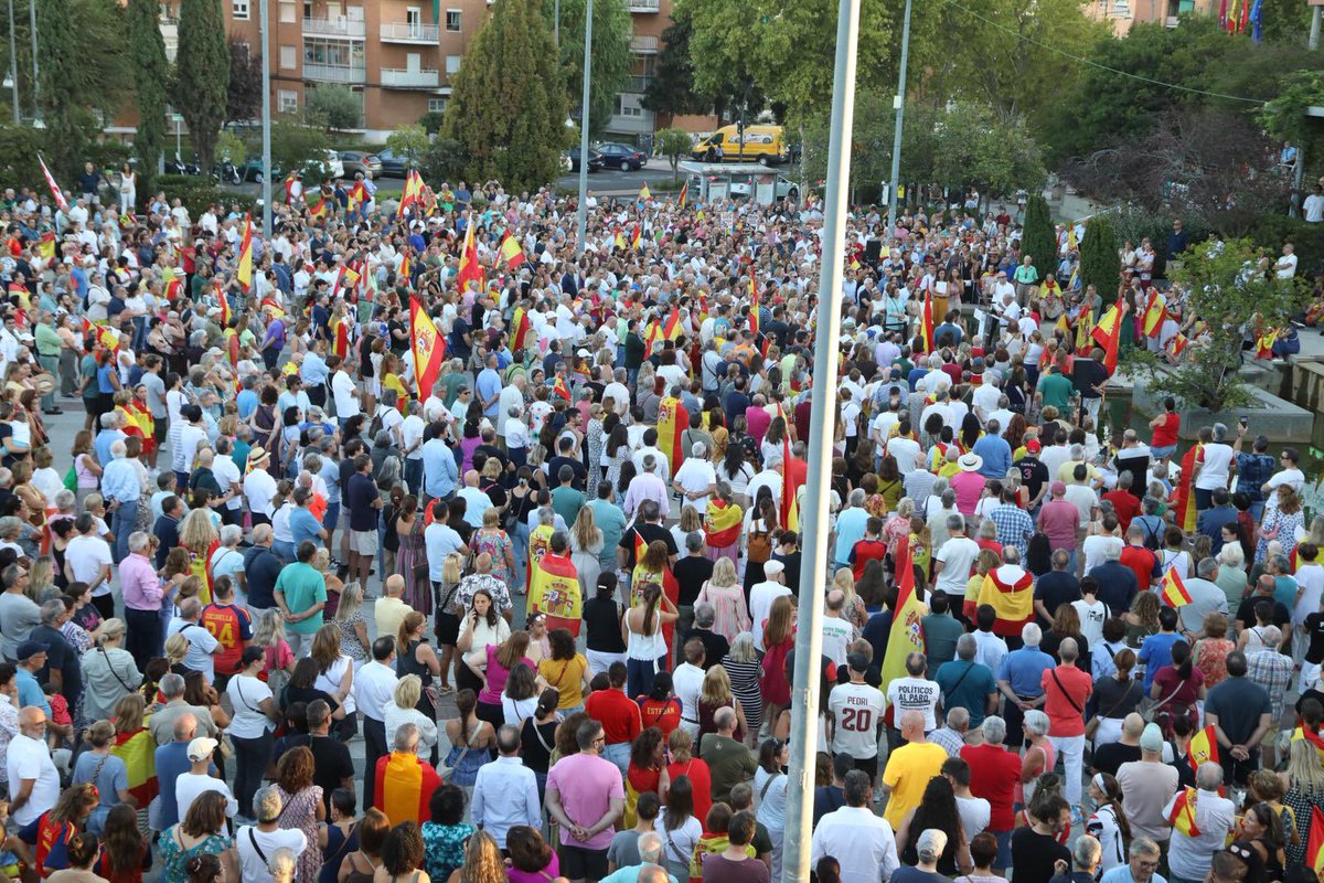 eliasbendodo's tweet photo. España ha arropado masivamente a los ceutíes y ha dicho a un Gobierno inmoral, corrupto y mentiroso que HASTA AQUÍ HEMOS LLEGADO. 

orgullo de país, Ceuta a nuestro lado. https://t.co/P32ne1iuVo