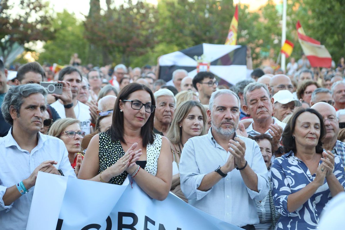eliasbendodo's tweet photo. España ha arropado masivamente a los ceutíes y ha dicho a un Gobierno inmoral, corrupto y mentiroso que HASTA AQUÍ HEMOS LLEGADO. 

orgullo de país, Ceuta a nuestro lado. https://t.co/P32ne1iuVo