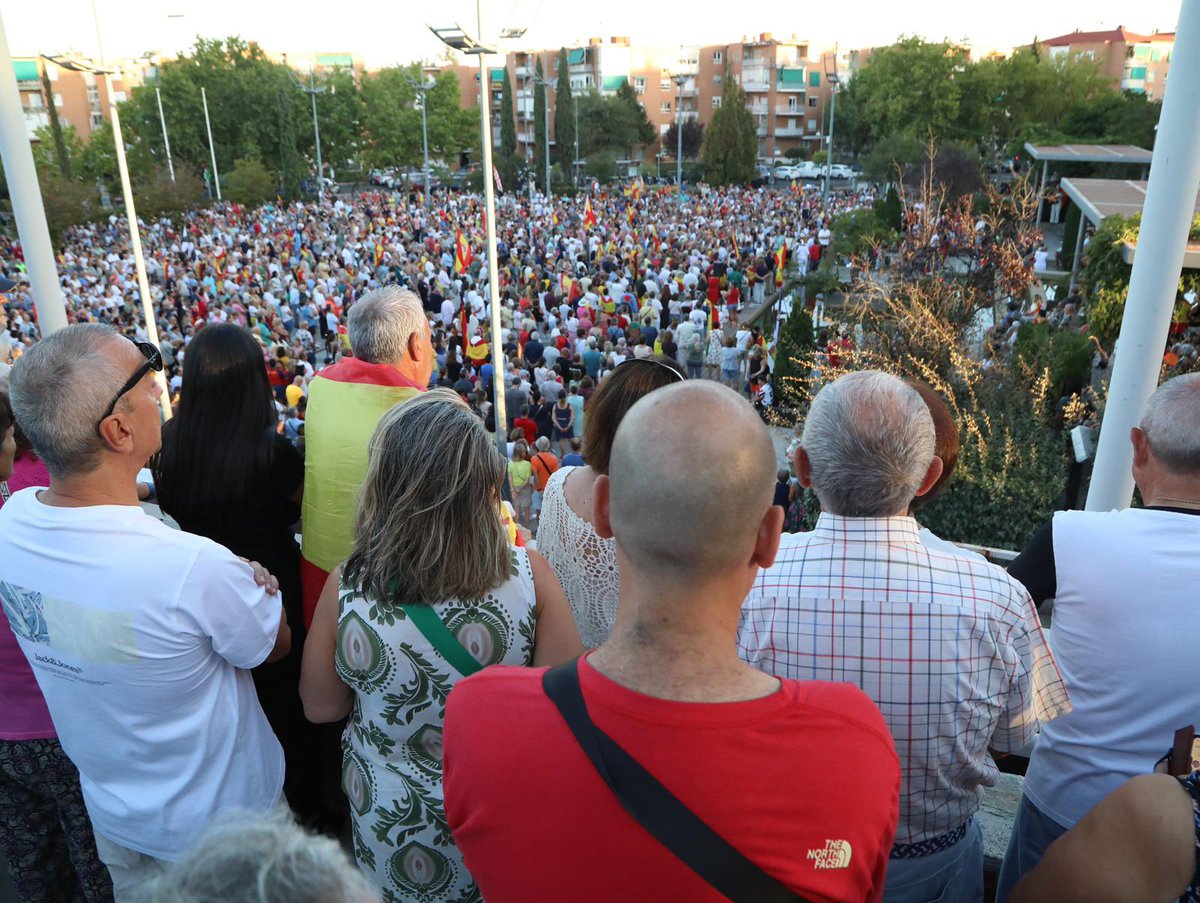 eliasbendodo's tweet photo. España ha arropado masivamente a los ceutíes y ha dicho a un Gobierno inmoral, corrupto y mentiroso que HASTA AQUÍ HEMOS LLEGADO. 

orgullo de país, Ceuta a nuestro lado. https://t.co/P32ne1iuVo