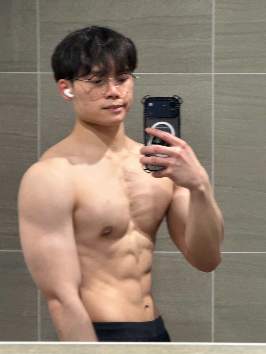 hz_152's tweet photo. With and without chest pump https://t.co/SGfhX0cmRy