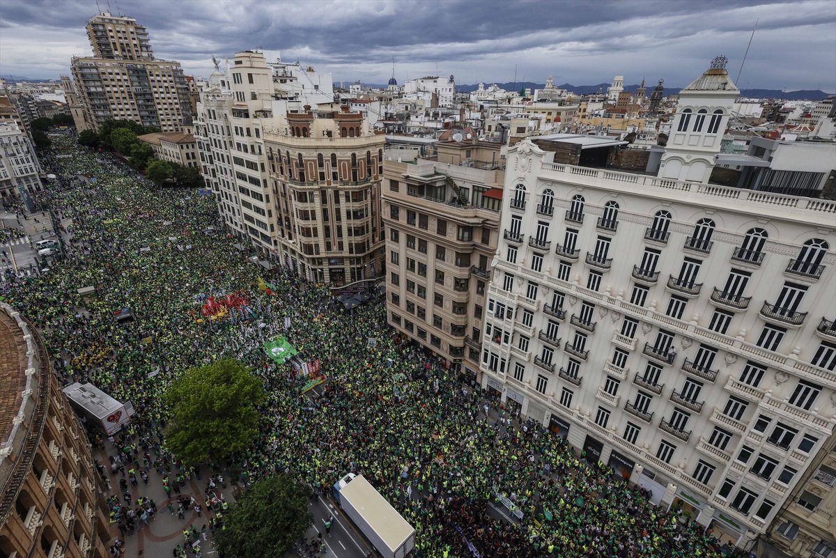 Uveate's tweet photo. València amb la DANA i València amb l'escola pública, de qualitat i en valencià. https://t.co/UX5O5Whyzg