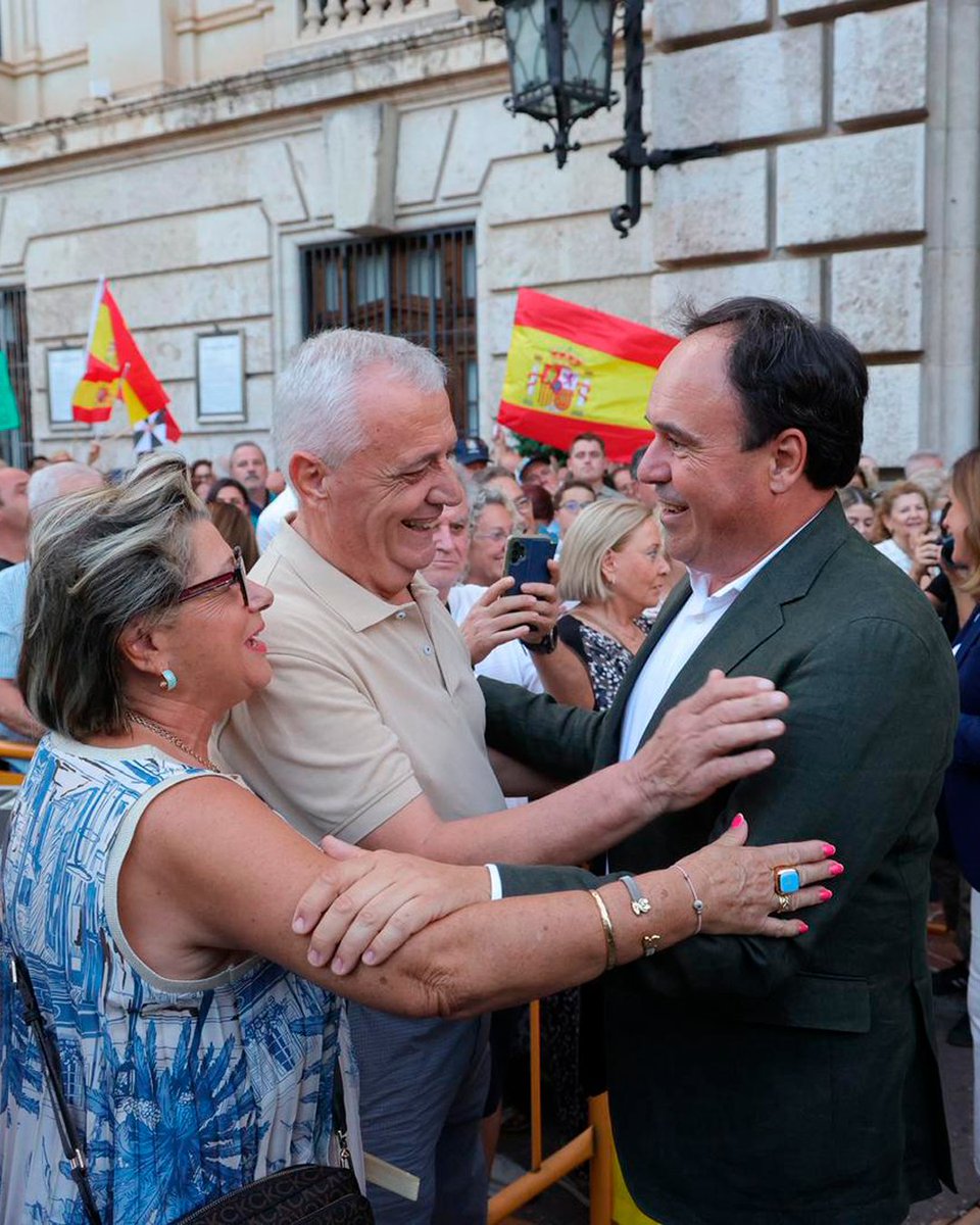 JFPerezLlorca's tweet photo. Orgulloso y emocionado de ver cómo los valencianos hemos salido a la calle a defender nuestro país y nuestra soberanía. Todos los ciudadanos de este país merecemos un gobierno a la altura de las circunstancias, que no se esconda, que apoye y trabaje sin descanso para devolver la normalidad a Ceuta.