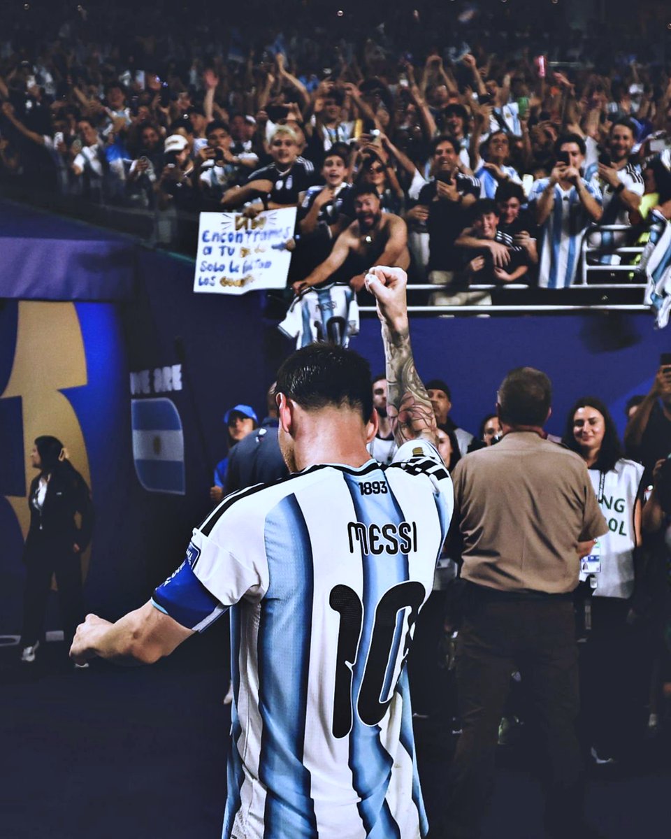 B24PT's tweet photo. Todos os jogos do futebol argentino na próxima jornada vão parar ao minuto 10 para um minuto de aplausos em homenagem à carreira de Messi na seleção. https://t.co/GzqU6LH63q