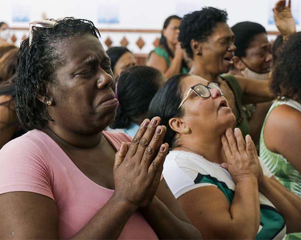 Ascholvek's tweet photo. @Ascholvek Acho que é maior que na Bahia os pretos, principalmente fora de Salvador e Feira de Santana, os testes são bem mestiços.

Igreja evangélica em bairro de classe média baixa e média daqui, Fonseca (renda média 4-5k no ibge)

Dependendo da foto varia muito https://t.co/OOOZE4tBWA