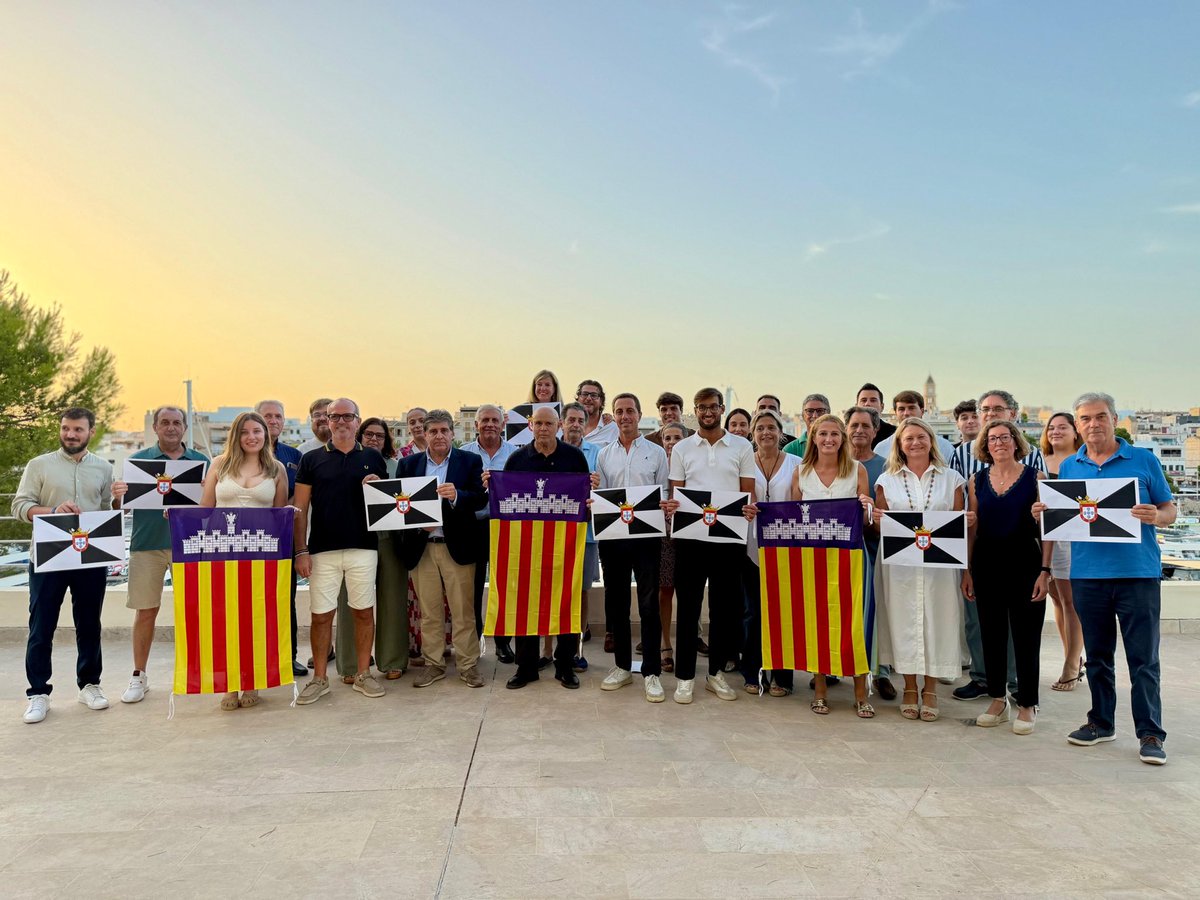 Ll_Galmes's tweet photo. 🇪🇸 🔵 Avui, des de Mallorca, hem volgut enviar un missatge clar i rotund: Ceuta no està tota sola. 

Davant una de les situacions més greus de la nostra història democràtica, ens hem trobat amb la inoperància, la manca de previsió i la reacció nefasta, errònia i tardana del Govern de Pedro Sánchez.

Des del @ConselldeMca hem volgut sumar-nos a aquesta mostra de suport convocada per la @fempcomunica al poble de Ceuta il·luminant de blau la façana del Palau del Consell.

Des de Mallorca, expressam tota la nostra solidaritat amb Ceuta.