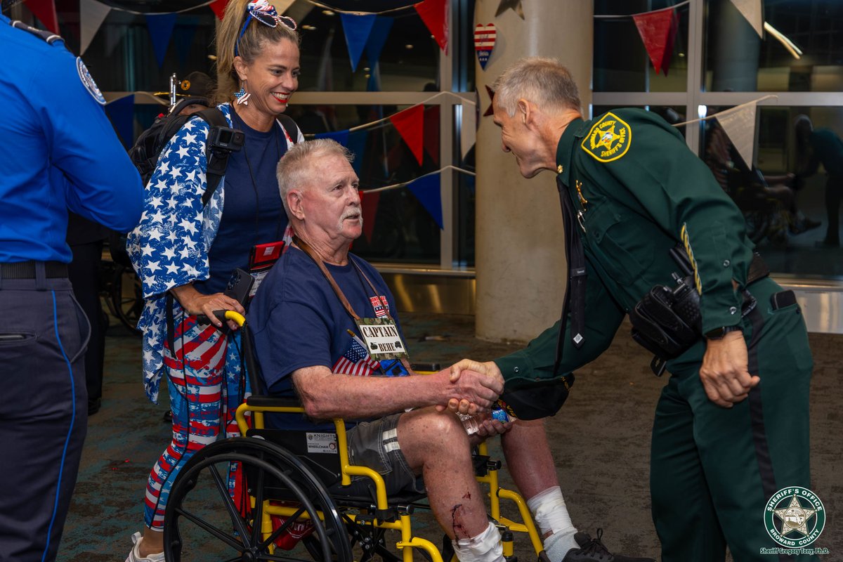 browardsheriff's tweet photo. BSO’s Airport District was proud to once again join Honor Flight South Florida in honoring our nation’s veterans. After a memorable day in Washington, D.C., veterans returned to a warm welcome home at FLL. We are grateful for their service and sacrifice. https://t.co/DkfpOMYSpy