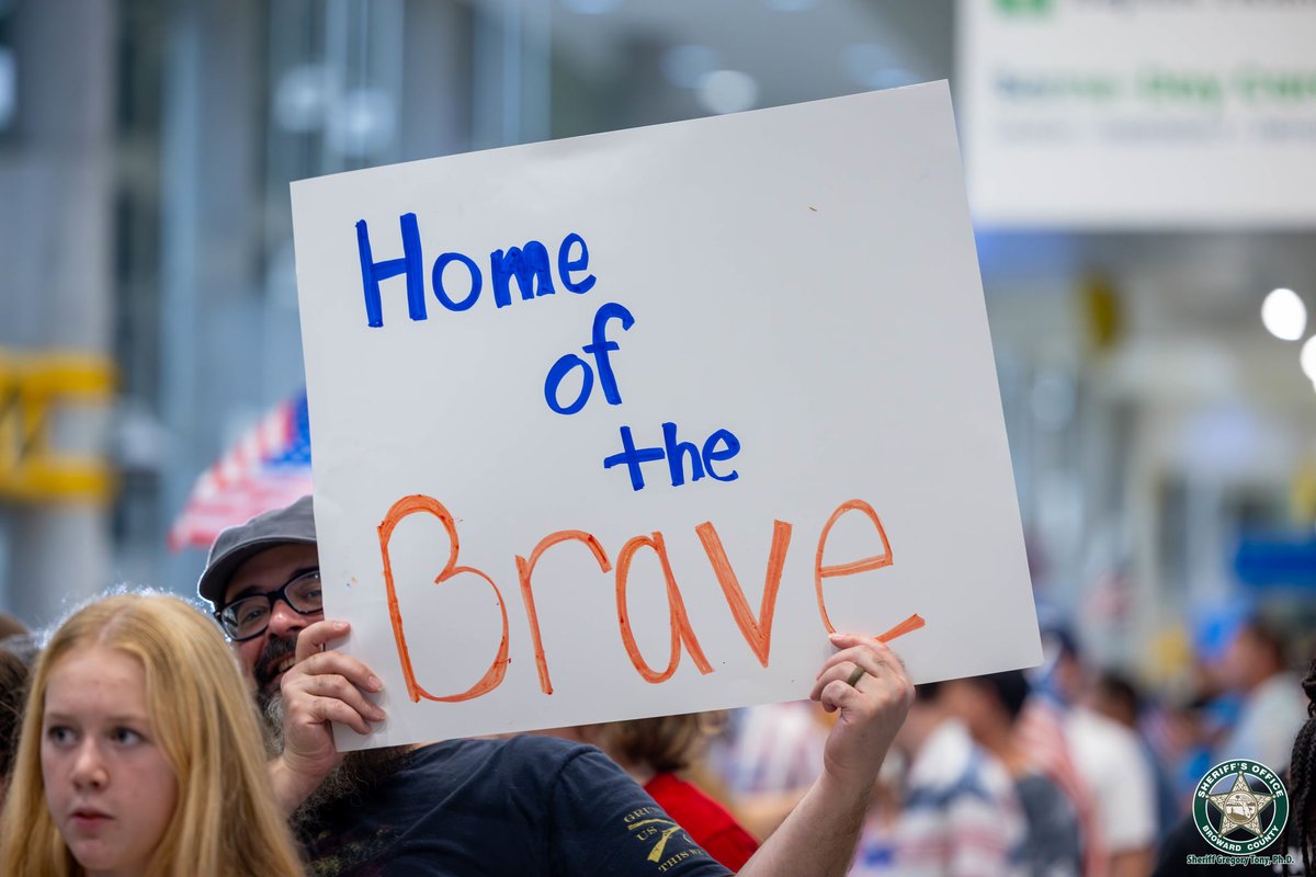 browardsheriff's tweet photo. BSO’s Airport District was proud to once again join Honor Flight South Florida in honoring our nation’s veterans. After a memorable day in Washington, D.C., veterans returned to a warm welcome home at FLL. We are grateful for their service and sacrifice. https://t.co/DkfpOMYSpy