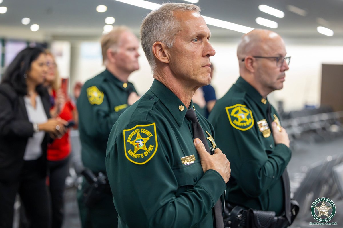 browardsheriff's tweet photo. BSO’s Airport District was proud to once again join Honor Flight South Florida in honoring our nation’s veterans. After a memorable day in Washington, D.C., veterans returned to a warm welcome home at FLL. We are grateful for their service and sacrifice. https://t.co/DkfpOMYSpy