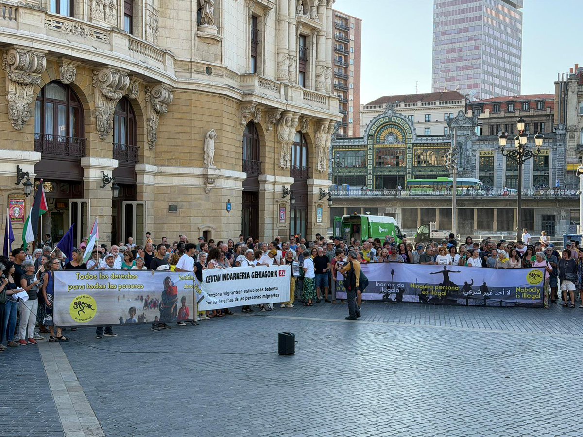 AlfonsoRiosV's tweet photo. Ceutan dauden migratzaile eta errefuxiatuentzako tratu duina exijitu dugu Bilbon gaur beste eragilerekin batera @CCOOeuskadi -ko hainbat kidek.
Solidaridad con lxs migrantes de Ceuta. Lxs refugiadxs no son el enemigo de la clase trabajadora.
#RefugeesWelcome https://t.co/px1IK5rEkD
