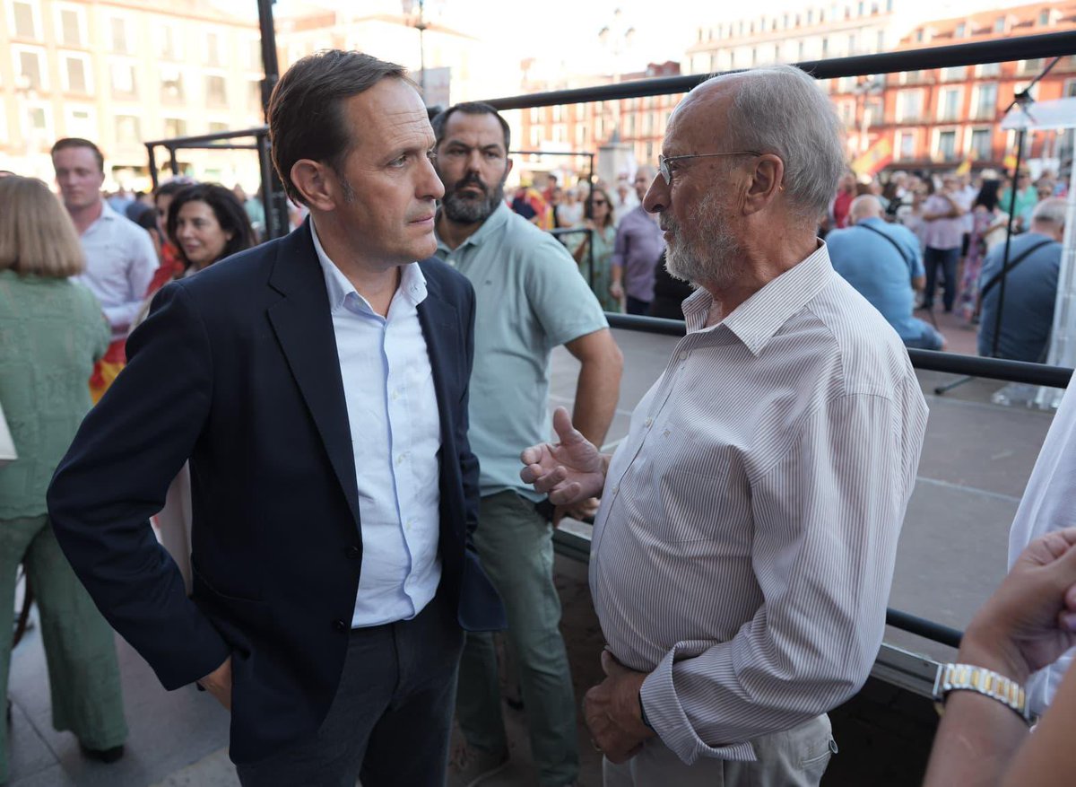 PPValladolid's tweet photo. 🇪🇸 VALLADOLID CON CEUTA

Hoy, la ciudad de Valladolid y 70 municipios de la provincia han mostrado su apoyo a Ceuta, concentrándose en las plazas de sus ayuntamientos.

🤝 Valladolid, ciudad y provincia, está con Ceuta.

Ceuta no está sola. Ceuta es España. 🇪🇸 https://t.co/Rxu0krBAX7