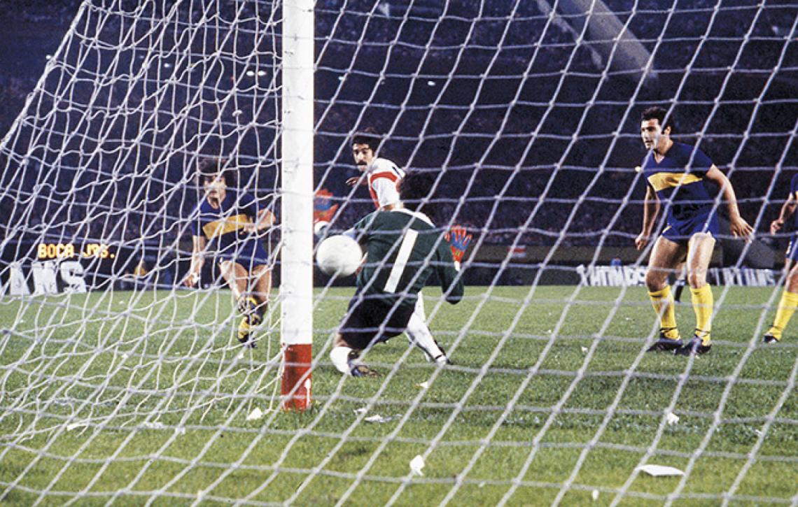 BJ121974's tweet photo. Ayer fallecio Carlos "El Loco" Salinas a los 70 años ,campeon de America y del mundo con Boca Juniors https://t.co/MJGWi2CTwB