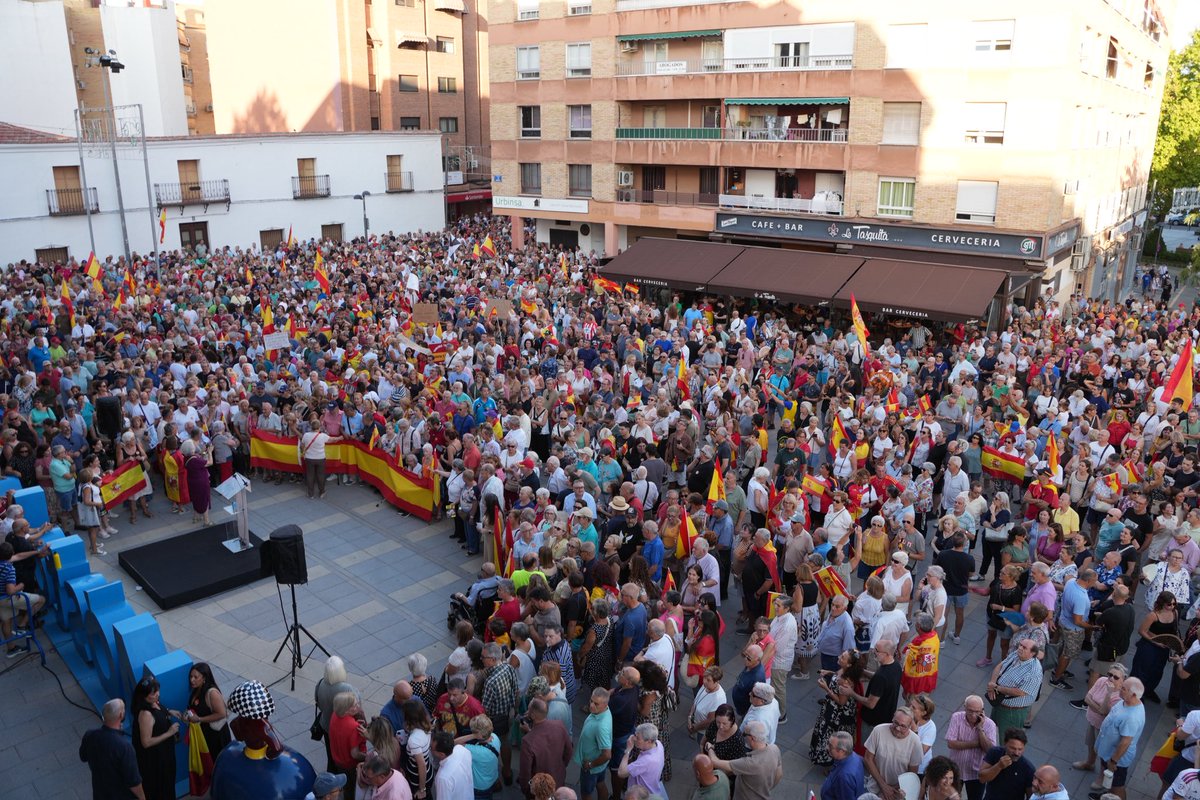 _manubautis's tweet photo. Hoy Móstoles ha hablado alto y claro. Cuando España necesita que estemos unidos, Móstoles responde. Cuando Ceuta necesita sentir que no está sola, los mostoleños están ahí.

Ceuta es España. Y Móstoles está con Ceuta.

#CeutaNoEstáSola https://t.co/Jpy5gN2Rff